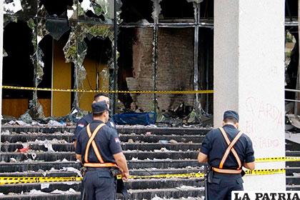 El edificio estatal quemado en Paraguay /diariolasamericas.com