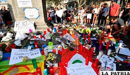 Flores y velas se pusieron en memoria de las víctimas del ataque terrorista /eldiario.com
