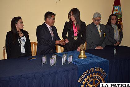 Momento de la entrega del martillo a la nueva presidenta Fabiola Calderón