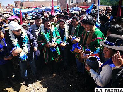 El Presidente Evo Morales inauguró las obras de enlosetado junto a otras autoridades