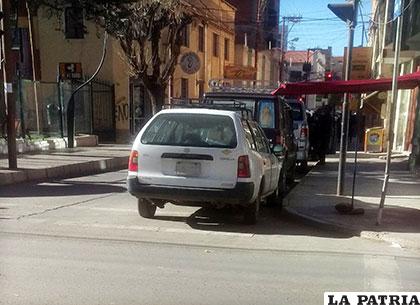 El motorizado parqueado demasiado cerca de la esquina /Whatsapp