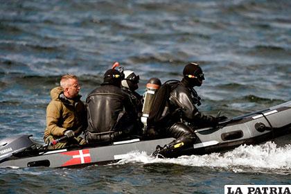 Rescatistas en una lancha para ubicar las partes del cuerpo de la periodista sueca /LOS ANDES