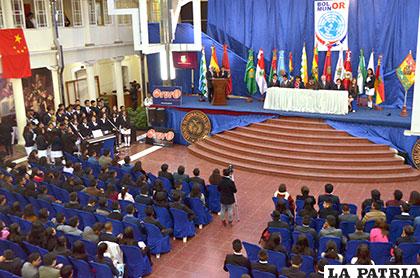 Inauguración del Bolmun-Or en el hall de la Gobernación de Oruro