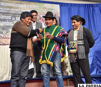 Comunarios son beneficiados con la entrega de mil bolivianos /Gad-Oru