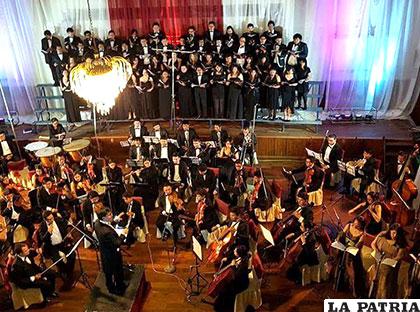 La presentación del coro y orquesta sinfónica dejó maravillado al público asistente /JUAN PABLO VILLEGAS