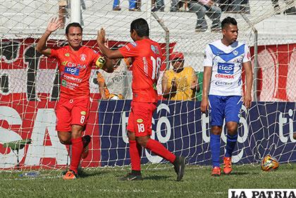 Mojica y Castillo celebran la apertura del marcador ante la desazón de Toco