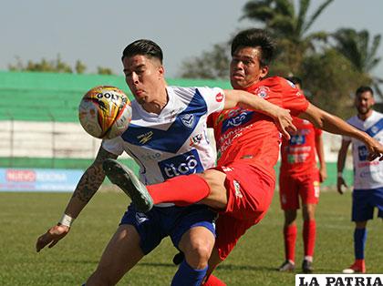 Sanguinetti intenta dominar el balón ante la marca de Ibáñez