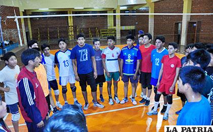 Miguel Aguilar durante la charla técnica a los seleccionados