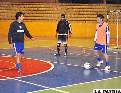 Marcelo Quiroga con el balón, durante el entrenamiento del equipo