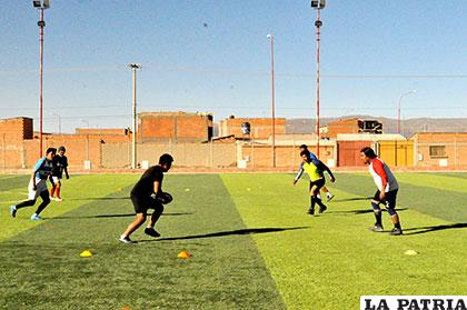 Durante el entrenamiento de los deportistas de rugby