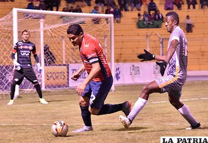 Zenteno con el dominio del balón ante la marca de Andaveris /APG