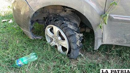 El neumático quedó prácticamente destrozado luego de que un disparo lo reventara