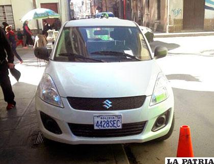 Un vehículo parqueado sobre la vereda, la boleta de infracción en el parabrisas