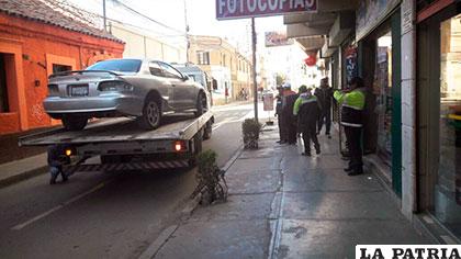Un motorizado fue remolcado de las calles Presidente Montes entre Sucre y Bolívar