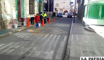 Personal de la Alcaldía colocando las columnas para restringir el parqueo de coches