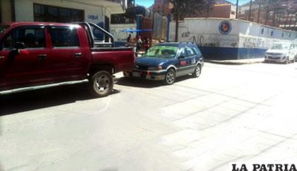 El infractor de la jornada parqueado en la esquina de la calle