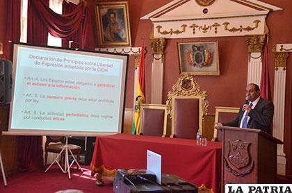 Desarrollo de la conferencia a cargo del presidente de la ANP, Marcelo Miralles