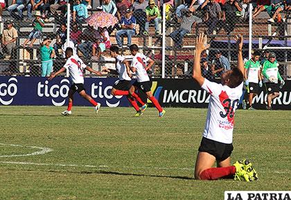 El festejo de los de la banda roja ante los chaqueños /APG