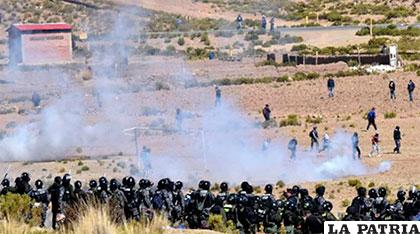 Momento del enfrentamiento entre policías y cooperativistas mineros /ANF/Archivo