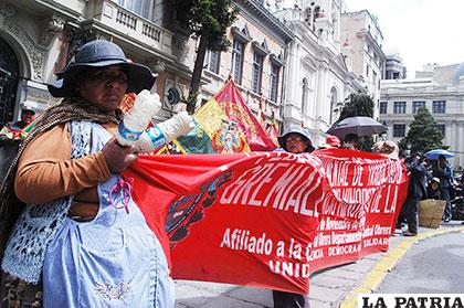 Una mujer que pertenece a los comerciantes callejeros de La Paz (gremiales), protesta /ANP