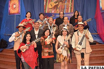 Maestros del charango reunidos en Oruro