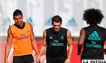 Mateo Kovacic (centro) en el entrenamiento del Real Madrid