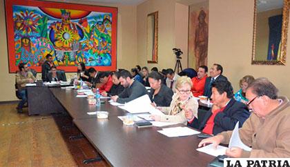 La Comisión Mixta de Constitución en una sesión en la que realiza las entrevistas a los postulantes /ANF