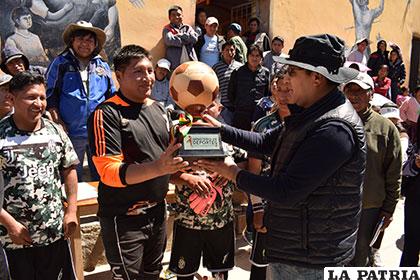 Luis Tapia, capitán de Textilería-2, recibe la Copa Rotatoria