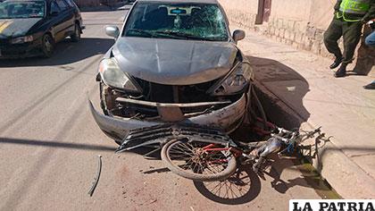 La bicicleta resultó muy dañada en el incidente vial
