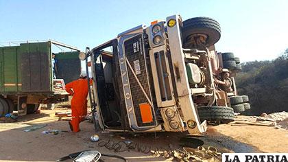 El camión se volcó cuando iba a Tarija