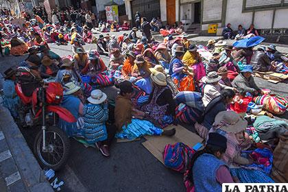 Mujeres de Achacachi protestan en La Paz pidiendo la liberación de su dirigente vecinal /APG