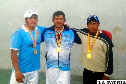 Hernán Bruno, Héctor Ticona e Isaac Fernández, pelotaris orureños que lograron oro y plata