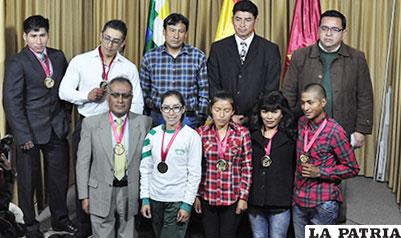 Deportistas distinguidos lucen la medalla que recibieron de la Gobernación de Oruro