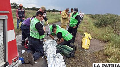 Rescatistas asisten a heridos del accidente
