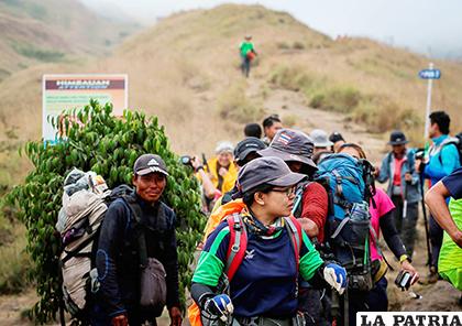 Varios senderistas bajan de la montaña durante la evacuación por el terremoto de Lombok /INFO7