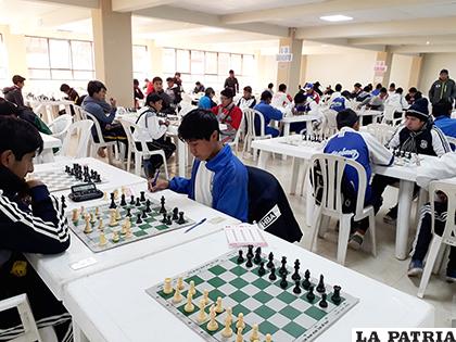 La disciplina de ajedrez tiene masiva participación de estudiantes 
