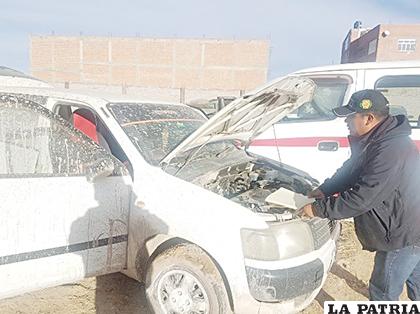Uno de los funcionarios de Diprove evalúa el motorizado robado