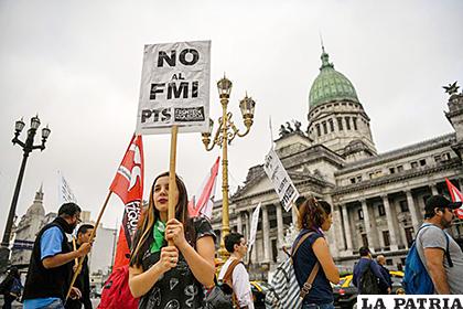 Agrupaciones de izquierda en manifestaciones de protesta en Argentina /EL PAÍS