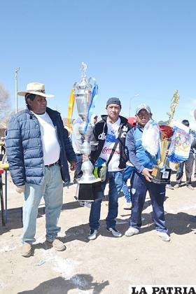 Los capitanes recibiendo sus trofeos de campeón y subcampeón /GENTILEZA ALBERTO TARQUI