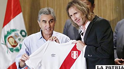 Juan Carlos Oblitas junto a Ricardo Gareca, exhiben la casaca de Perú /UNO