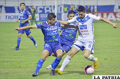 Rodrigo Ramallo elude la marca de Darwin Lora en el triunfo de San José (3-2)