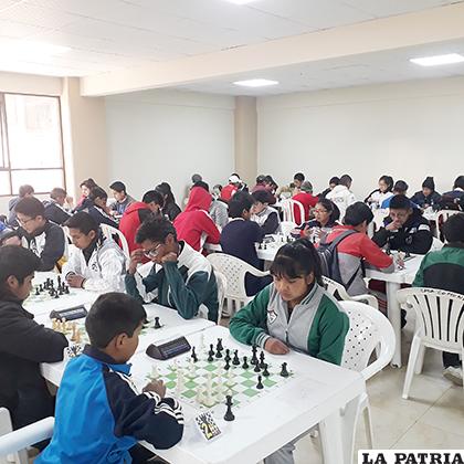 Estudiantes durante el torneo de ajedrez de los Juegos Plurinacionales 