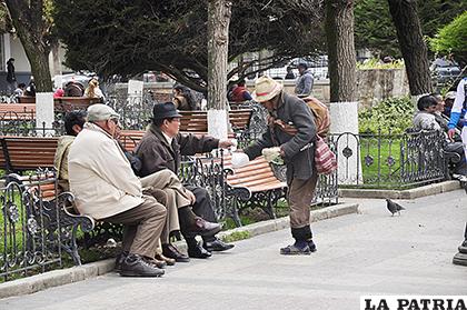 Ancianos se ven obligados a trabajar ante el abandono parental (foto referencial) /ARCHIVO
