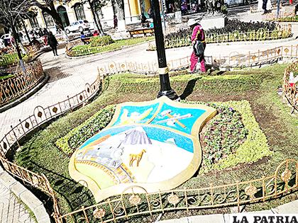 El escudo departamental renovado en la Plaza 10 de Febrero