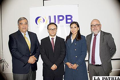 El ejecutivo de la UPB junto a los disertantes /UPB)