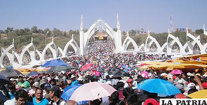 Miles de creyentes festejan la fiesta de la Virgen de Urkupiña