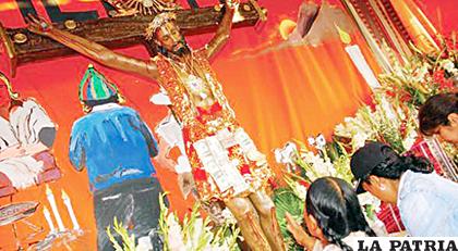 Todos quieren tocar los pies del Señor de Santa Vera Cruz para ser bendecidos