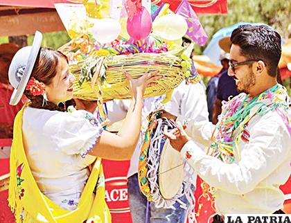 La entrega de la torta durante la fiesta de Comadres 