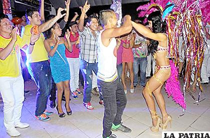 Los jóvenes disfrutan del Carnaval en animadas fiestas que imitan las celebradas en Brasil