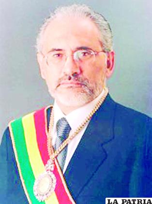 CARLOS D. MESA GISBERT
17-10-2003 al 8-06-2005